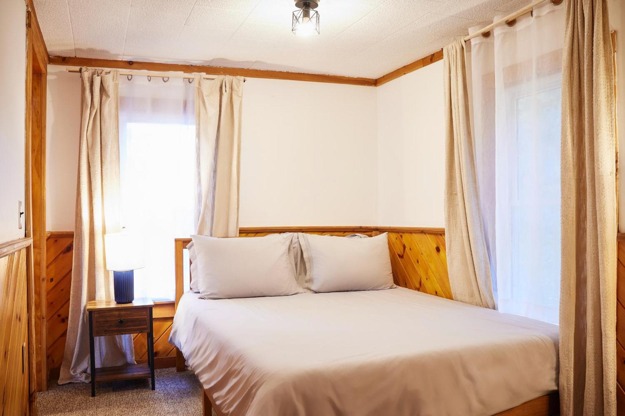 Cozy With Jacuzzi And Fire Pit And Reading Nook! Holiday home Livingston Manor