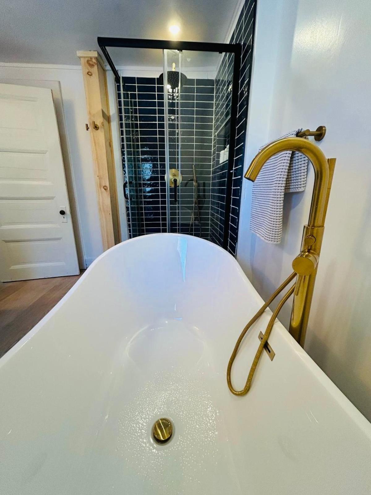 Cozy With Jacuzzi And Fire Pit And Reading Nook! Livingston Manor